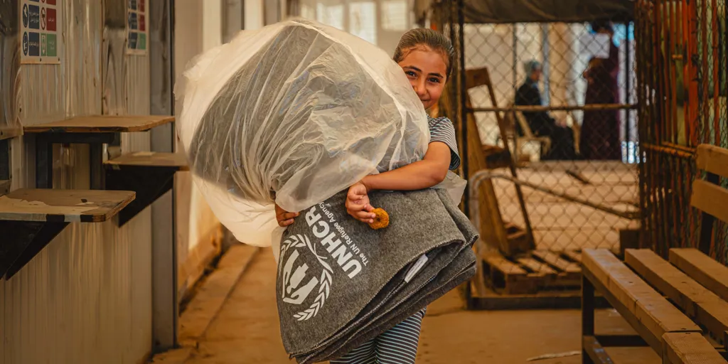 Jordan_Syrian-refugees-receive-UNHCR-blankets-In-Za'atari-Camp