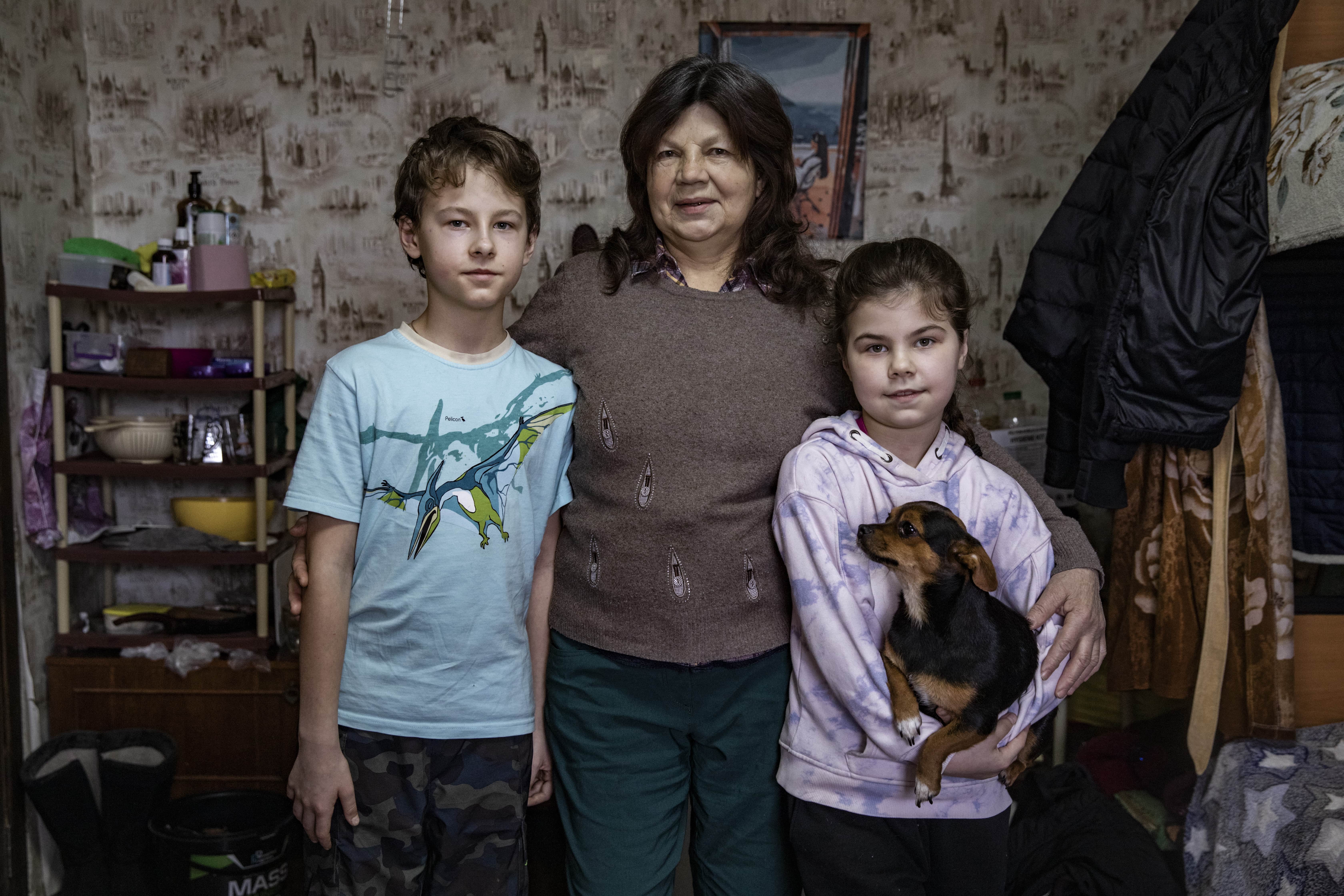 Ukraine_Tamara-and-her-grandchildren