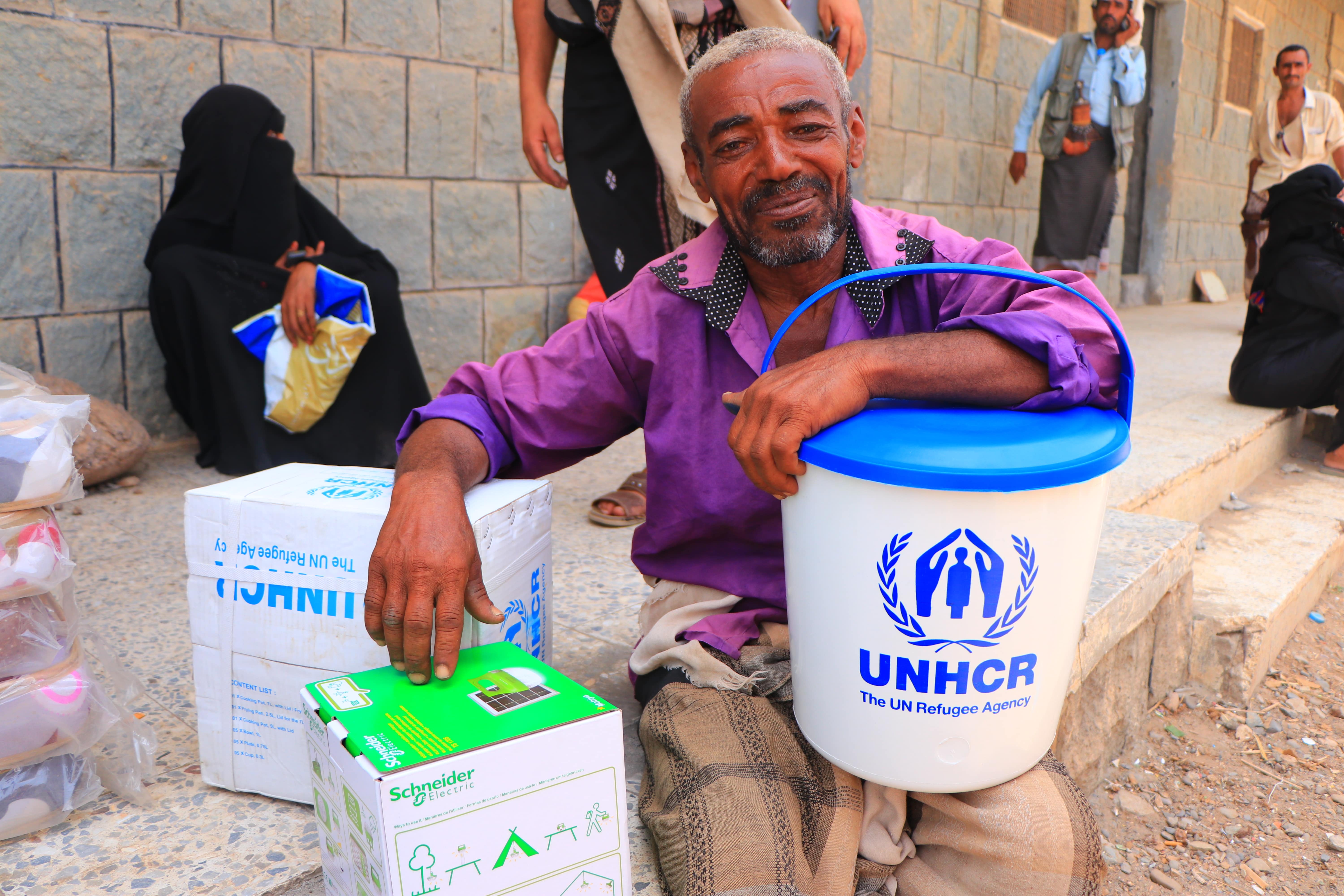 Tile Yemen Displaced Families Receive Essential Items 2