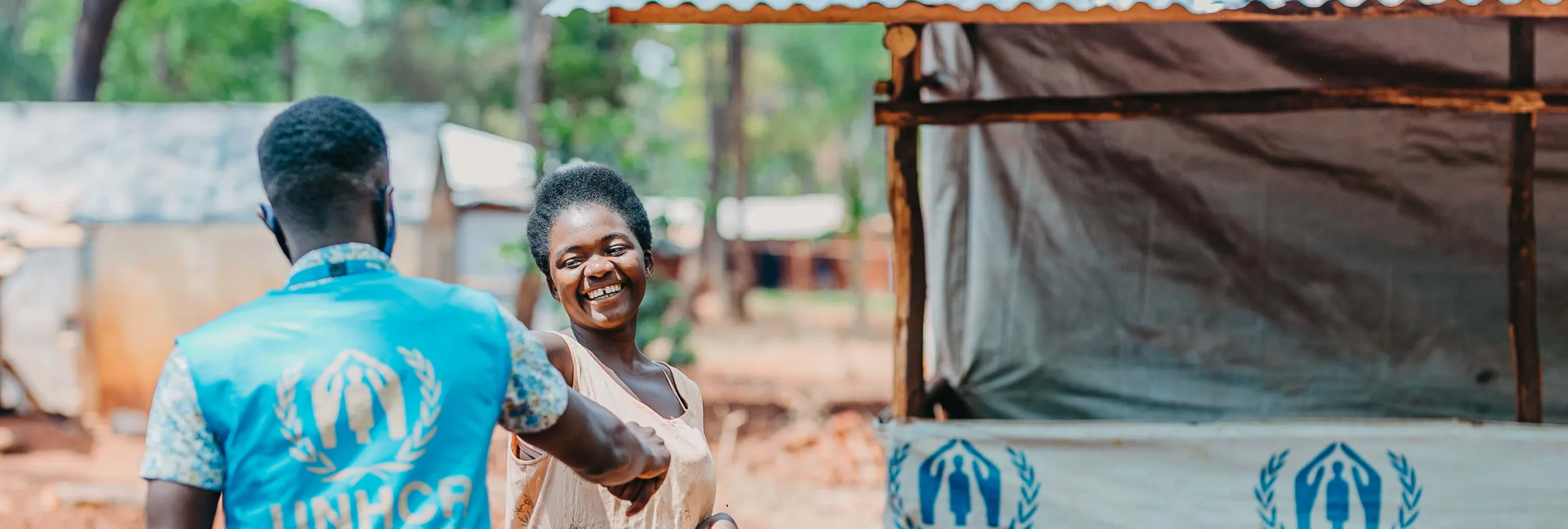 Tanzania_UNHCR-staff-and-refugee-woman