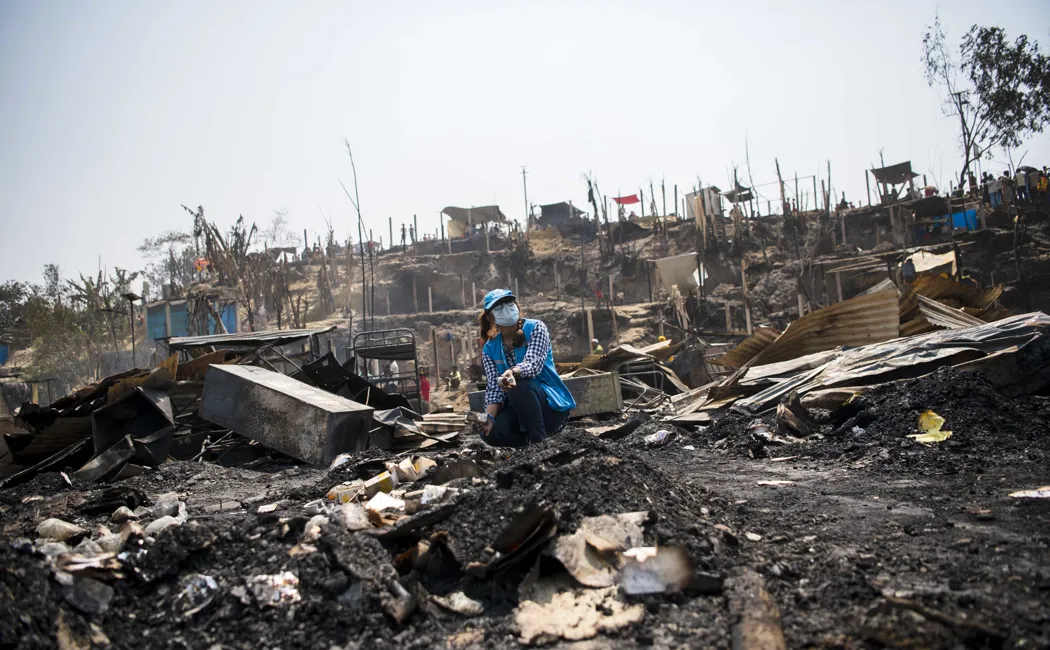 Bangladesh_UNHCR-staff-member-visits-burned-health-clinic