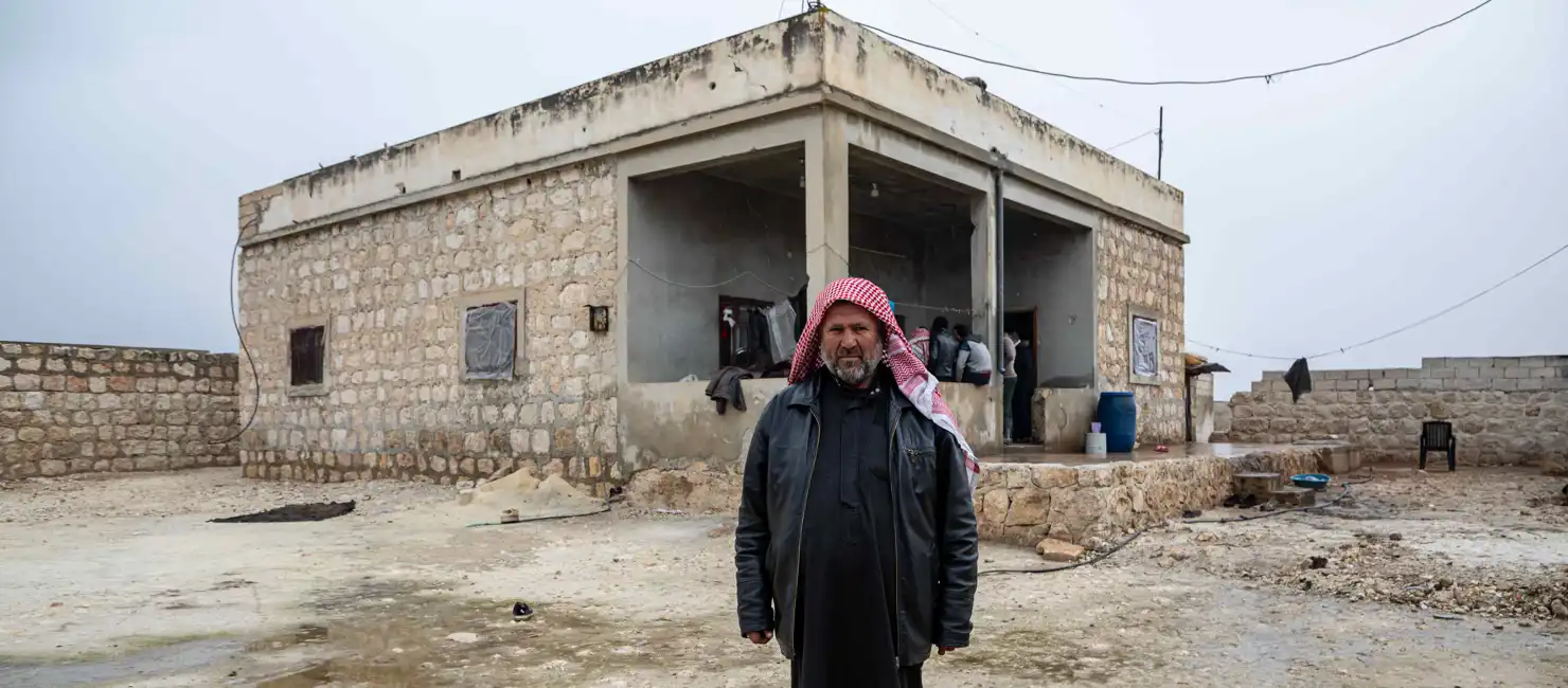 Syria_UNHCR-installs-shelter-packages