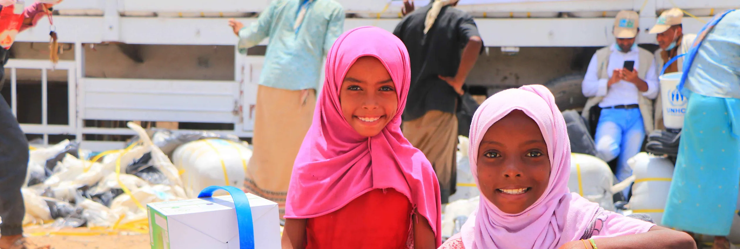 Yemen_two-sisters-with-supplies