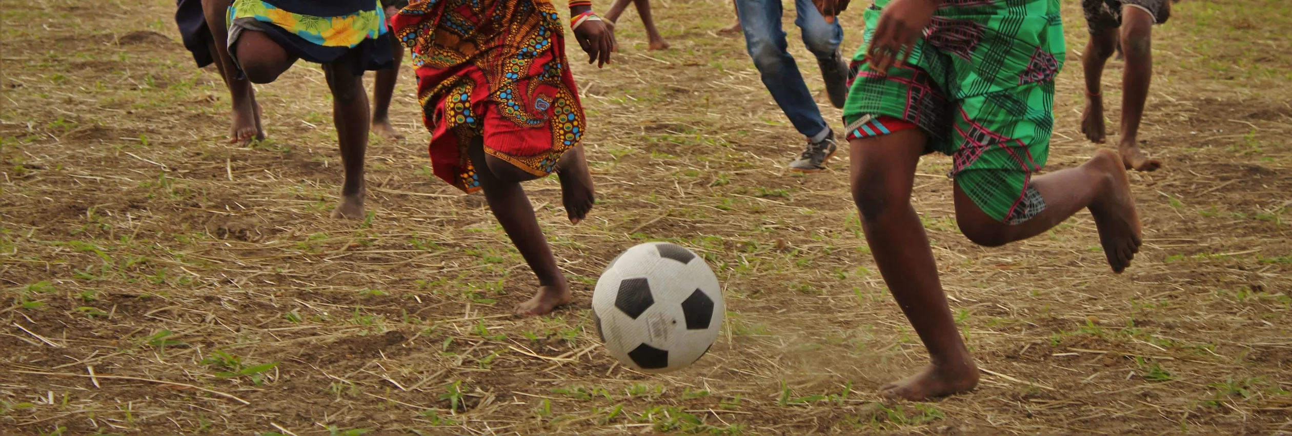 Mozambique_displaced-and-host-community-girls-play-football