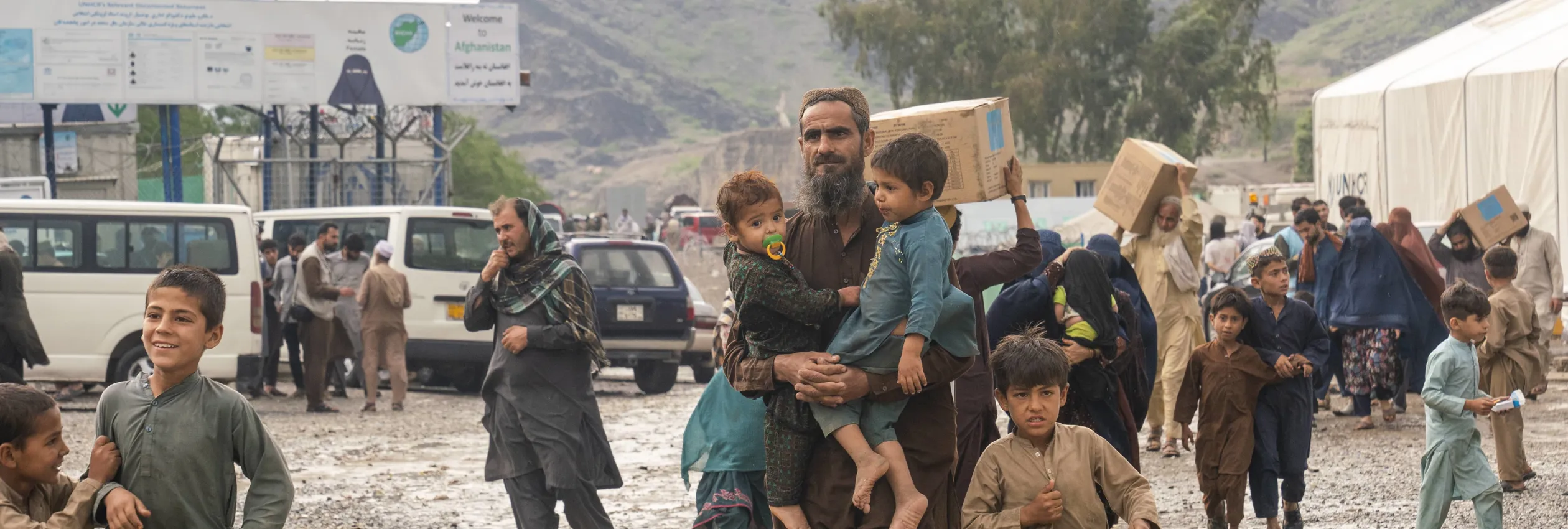 Afghanistan_exhausted-families-return