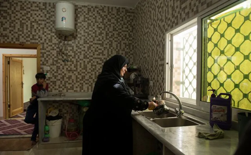 jordan_nahlah-washes-dishes-in-kitchen