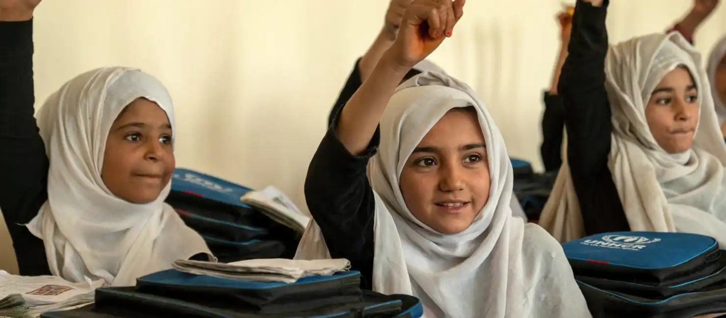 afghanistan_school-girls-raise-their-hands-in-nargarhar-province