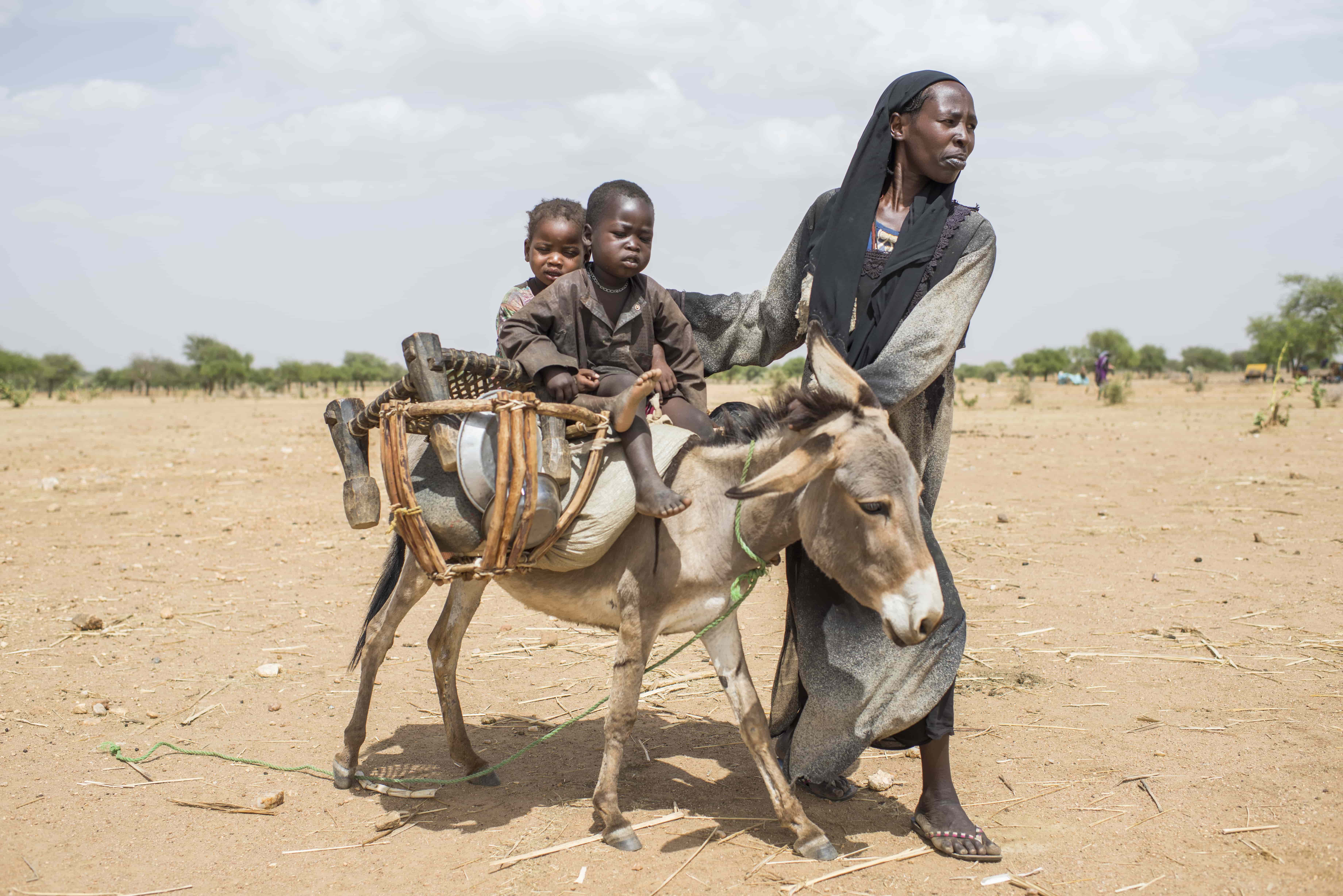 Sudan_Ashta-flees-Darfur-with-her-six-children