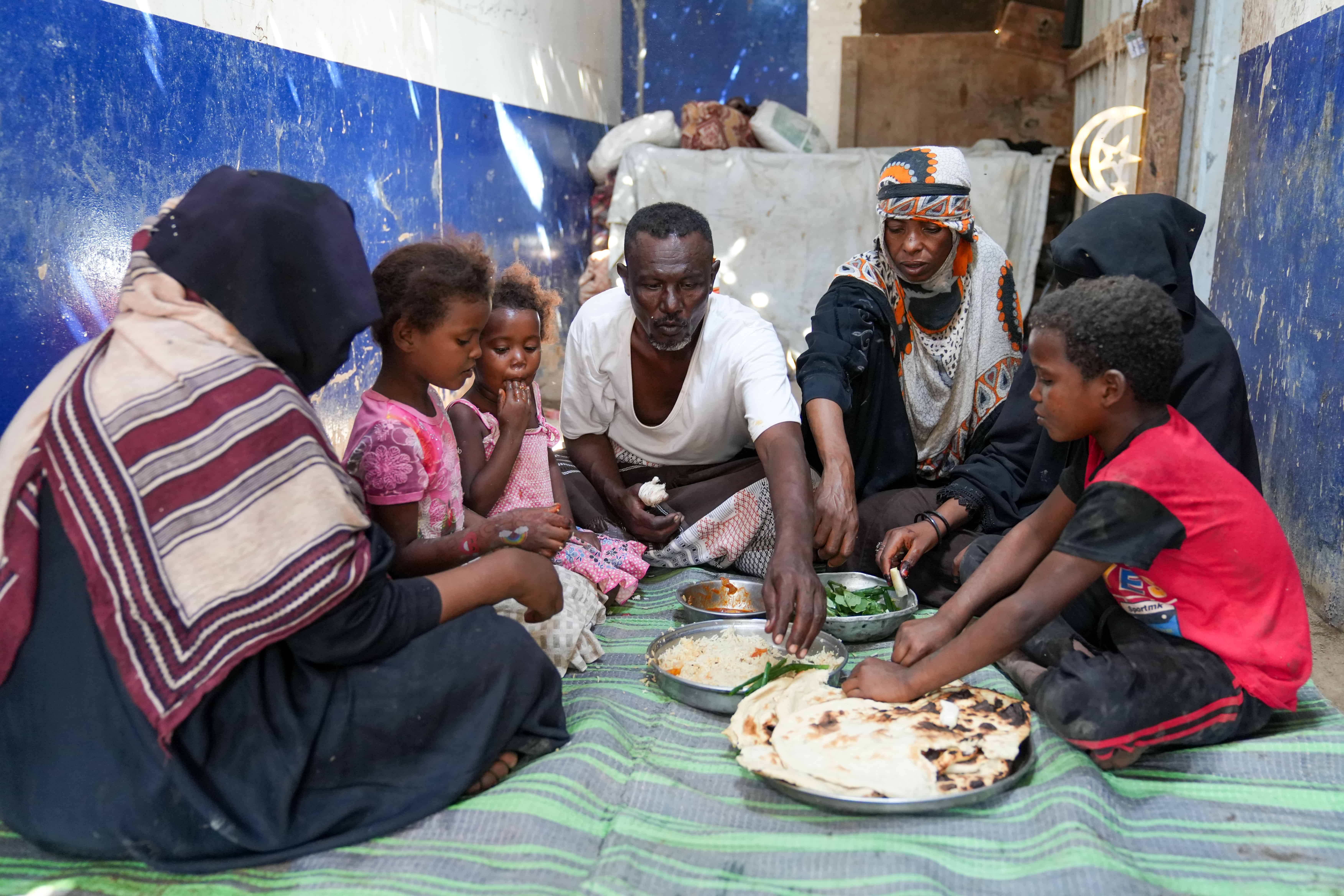 Yemen_Balqees-shares-a-meal-with-her-family