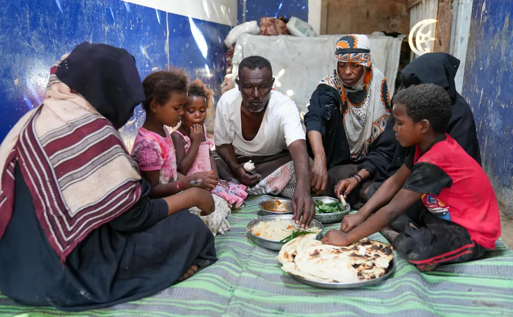 Yemen_Balqees-shares-a-meal-with-her-family