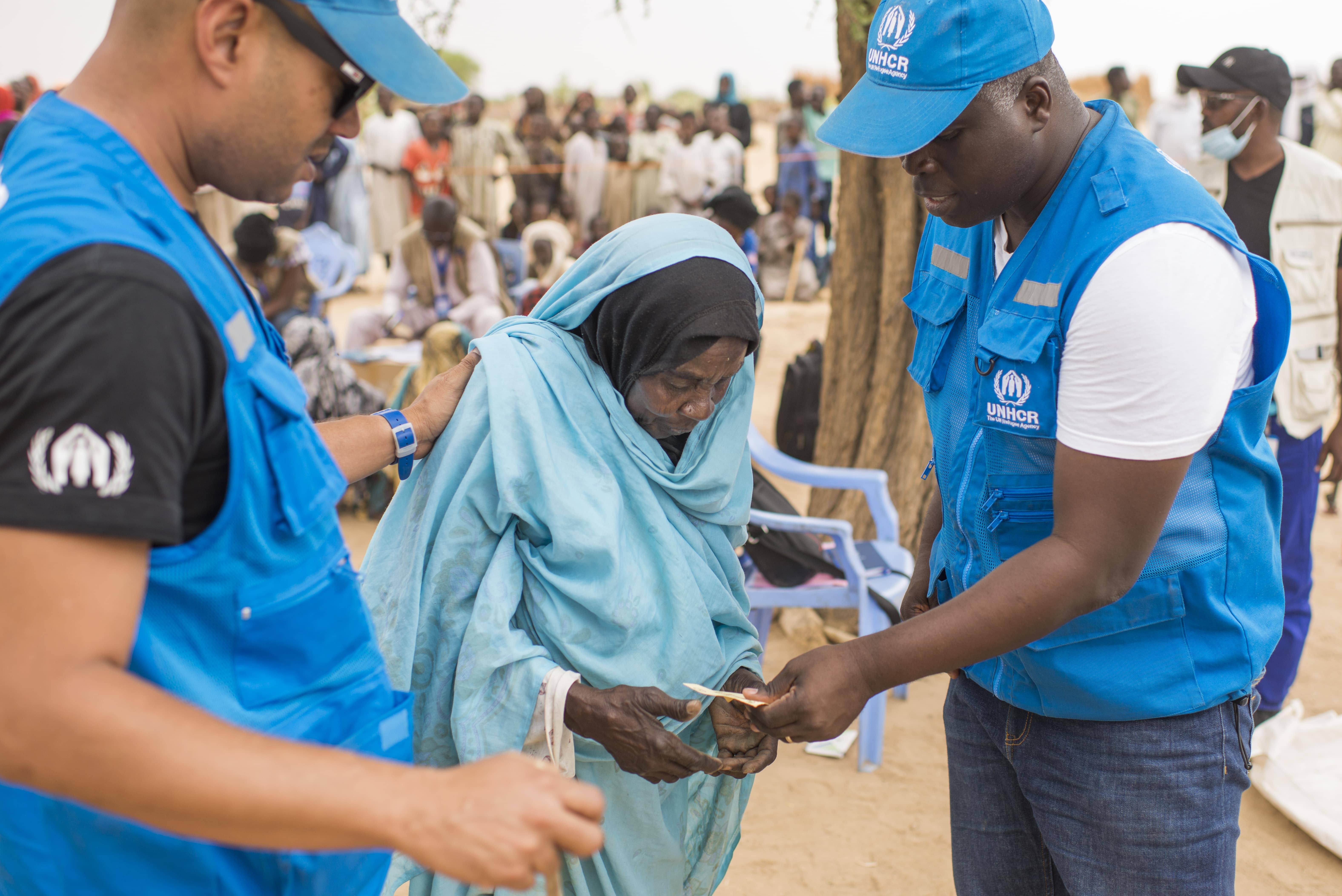 Chad_newly-arrived-sudanese-refugee-is-assisted-by-UNHCR