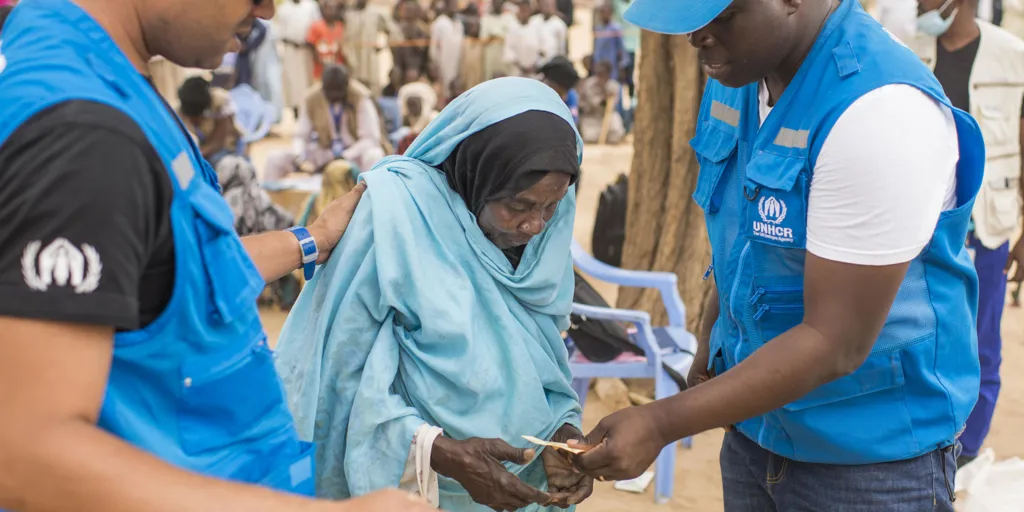 Chad_newly-arrived-sudanese-refugee-is-assisted-by-UNHCR