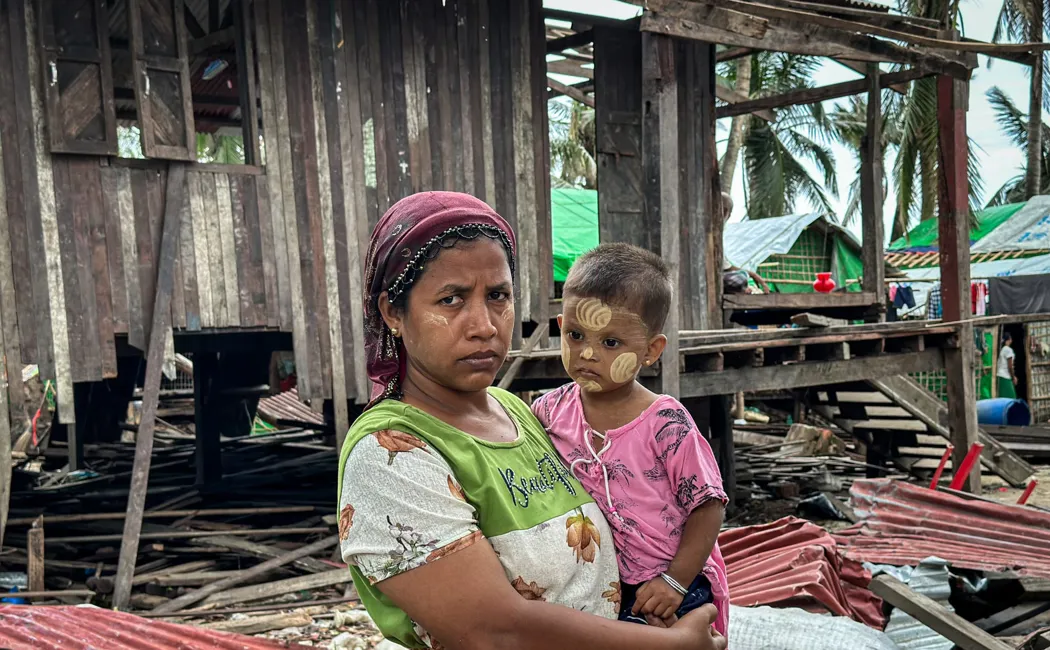 banner_myanmar_woman-and-child-damaged-home-after-cyclone-mocha