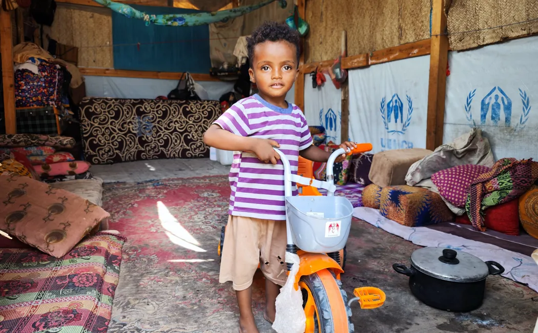 Yemen_Displaced People Received Cash Assistance In Shaab IDP Site In Aden Governerate