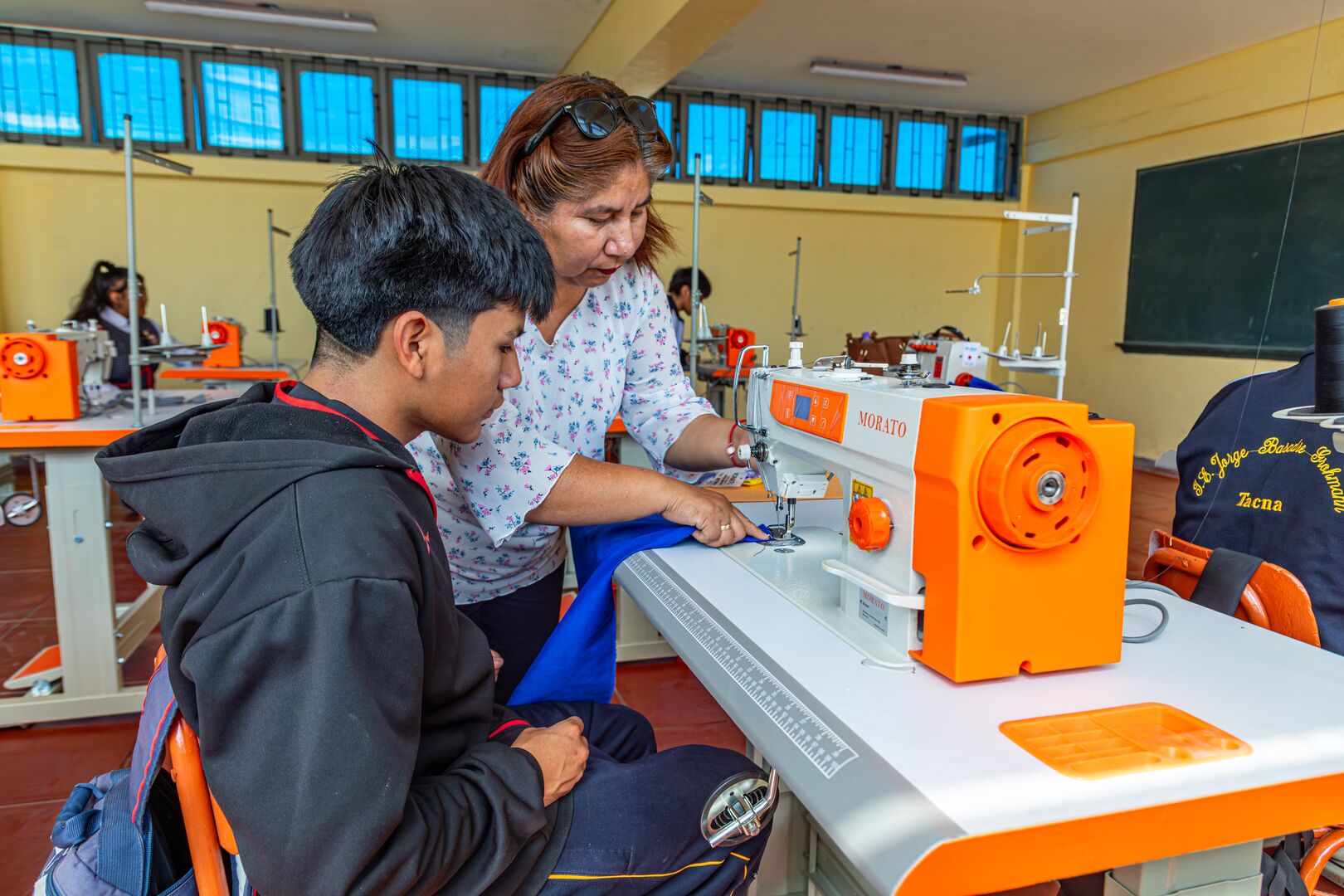 Peru_refugee-and-local-teenagers-learn-to-sew