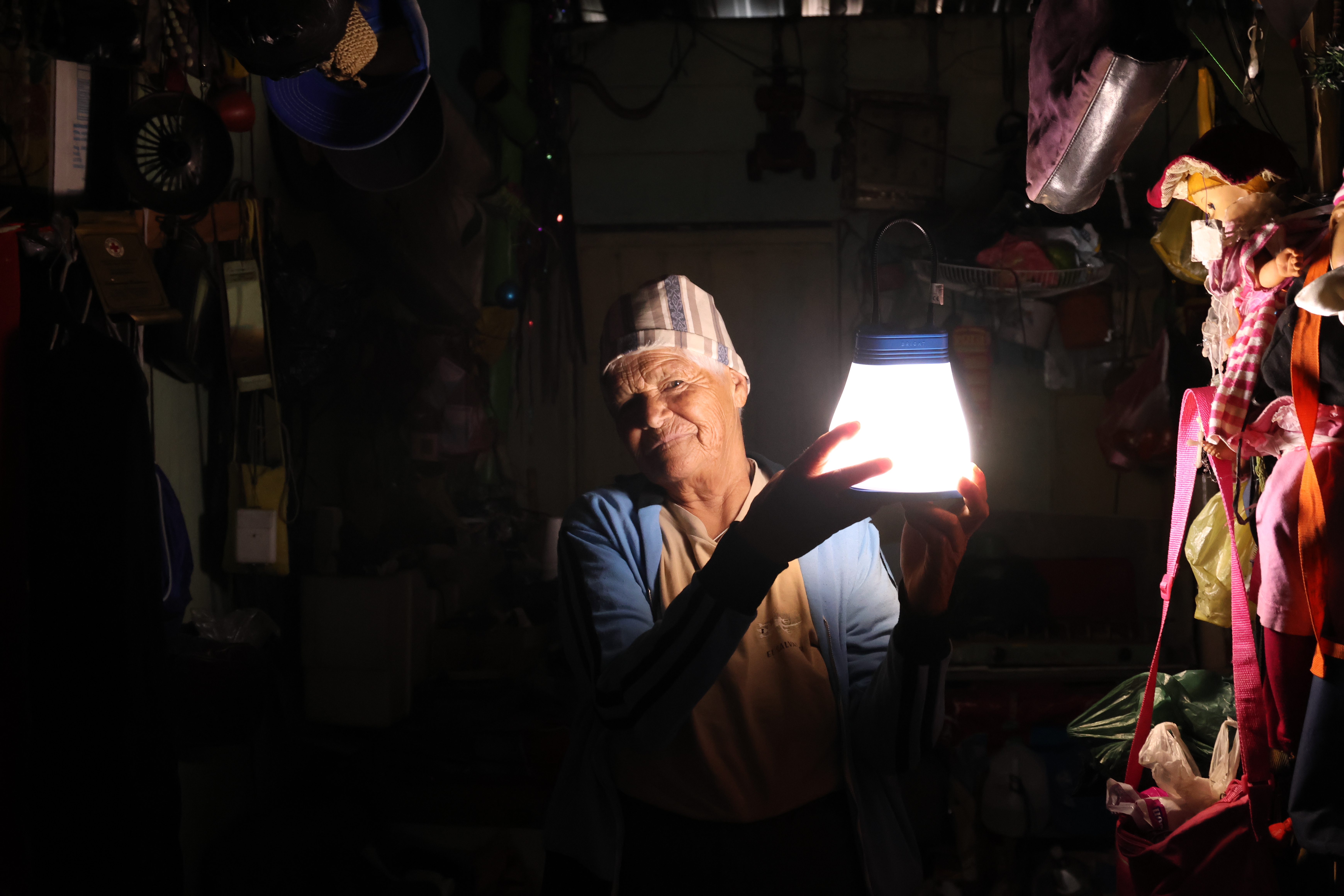El Salvador_woman-receives-solar-lamp-from-UNHCR