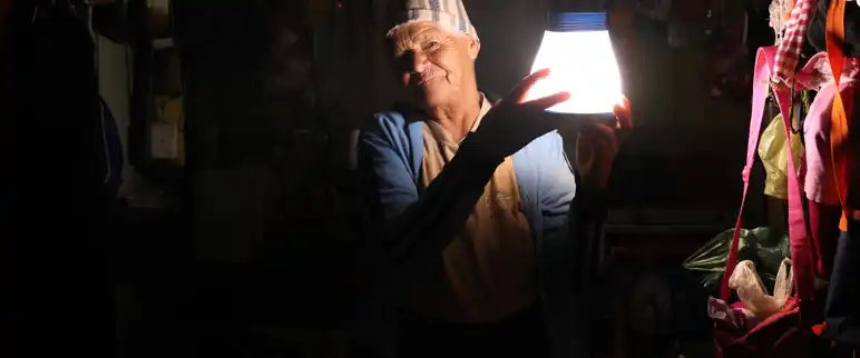 El Salvador_woman-receives-solar-lamp-from-UNHCR