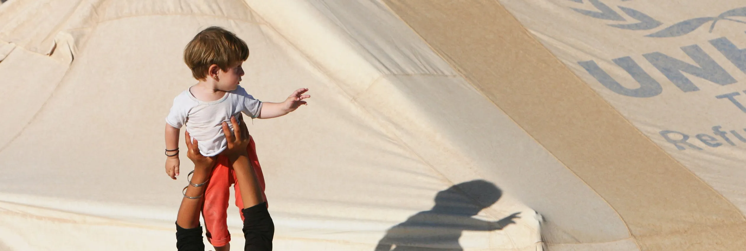 turkey_syrian-girl-playing-with-a-young-child